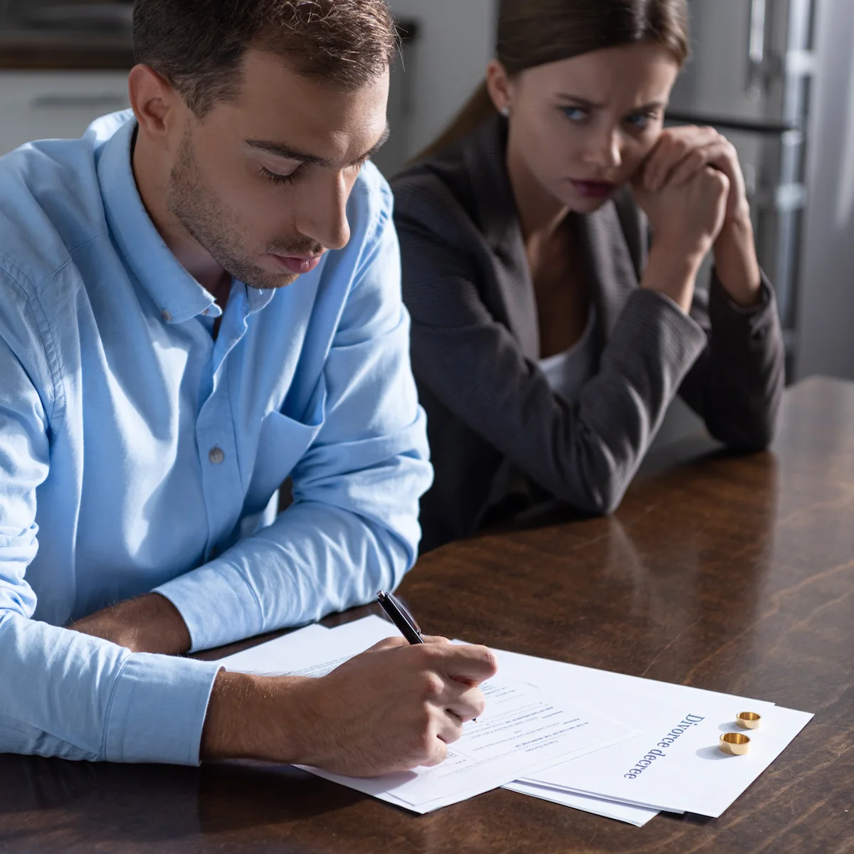 wife husband signing divorce papers baton rouge family law concept